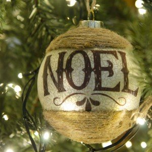Rustic γυάλινη κρακελέ Χριστουγεννιάτικη Noel και Peace μπάλα διακοσμημένη με σχοινί 10 εκ
