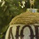 Rustic γυάλινη κρακελέ Χριστουγεννιάτικη Noel και Peace μπάλα διακοσμημένη με σχοινί 10 εκ