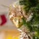 Κρεμαστά Χριστουγεννιάτικα στολίδια Μάσκες διακοσμημένες με λουλούδια και πεταλούδα σε χρυσή απόχρωση σετ των δύο