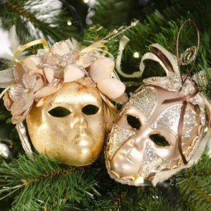 Κρεμαστά Χριστουγεννιάτικα στολίδια Μάσκες διακοσμημένες με λουλούδια και πεταλούδα σε χρυσή απόχρωση σετ των δύο