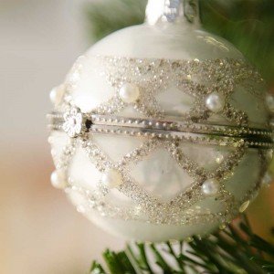 Χριστουγεννιάτικη μπάλα ανοιγόμενη από γυαλί με πέρλες 7 εκ