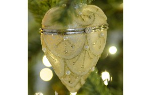 Στολίδι γυάλινο σε σχήμα καρδιάς ανοιγόμενο διακοσμημένο με πέρλες σε ασημί απόχρωση 9 εκ