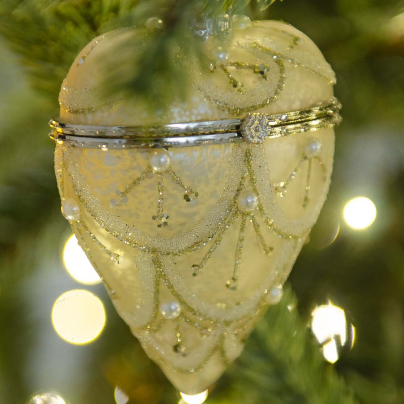 Στολίδι γυάλινο σε σχήμα καρδιάς ανοιγόμενο διακοσμημένο με πέρλες σε ασημί απόχρωση 9 εκ