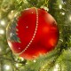 Χριστουγεννιάτικη γυάλινη μπάλα κόκκινη ανάγλυφη με δέντρο 12 εκ
