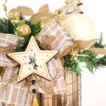 Golden Deer Χριστουγεννιάτικη επιτραπέζια σύνθεση σε ξυλινο κασπώ με μεταλλικό πλαίσιο και λαμπάκια μπαταρίας 34x30x30 εκ
