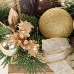 Golden Ball Χριστουγεννιάτικη επιτραπέζια σύνθεση σε ξύλινη βάση με λαμπάκια μπαταρίας 39x28x20 εκ