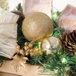 Golden Ball Χριστουγεννιάτικη επιτραπέζια σύνθεση σε ξύλινη βάση με λαμπάκια μπαταρίας 39x28x20 εκ