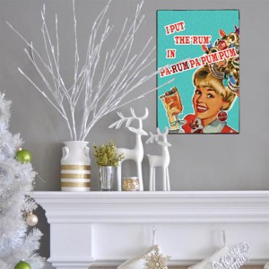 Retro Rum χειροποίητο ξύλινο πινακάκι με εικόνα γυναίκας με χριστουγεννιάτικα στολίδια