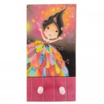 Kορίτσι με πολύχρωμο φόρεμα  παιδική χειροποίητη ξύλινη κρεμάστρα 20x40 εκ