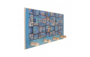 Χειροποίητη ξύλινη κρεμάστρα με μοτίβο σε μπλε απόχρωση 40x20 εκ
