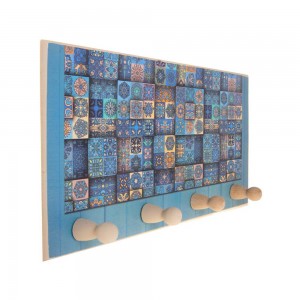 Χειροποίητη ξύλινη κρεμάστρα με μοτίβο σε μπλε απόχρωση 40x20 εκ