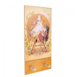 Χειροποίητη ξύλινη κρεμάστρα με θέμα Ανέμελο Κορίτσι 20x40 εκ