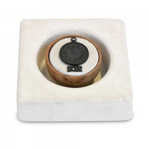 Γούρι σε τσιμεντένια βάση με vintage ρολόι διακοσμητικό μεταλλικό σε ξύλινη θήκη 10x10x3 εκ