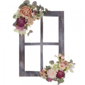 Ξύλινο κρεμαστό παράθυρο με πατίνα και τεχνητά διακοσμητικά λουλούδια  33x48 εκ