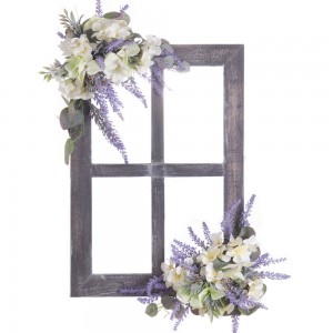 Κρεμαστό παράθυρο ξύλινο με πατίνα και τεχνητά διακοσμητικά λουλούδια σε μωβ και λευκό χρώμα 33x48 εκ
