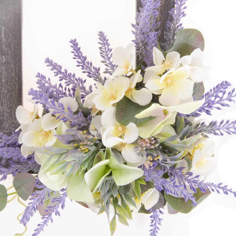 Κρεμαστό παράθυρο ξύλινο με πατίνα και τεχνητά διακοσμητικά λουλούδια σε μωβ και λευκό χρώμα 33x48 εκ