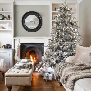 Flocked North Star χριστουγεννιάτικο δέντρο χιονισμένο με ενσωματωμένα 450 λευκά λαμπάκια led 210 εκ