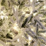 Eira Aurora Pre-Lit χριστουγεννιάτικο δέντρο με χιονισμένα πράσινα φύλλα και 1000 ενσωματωμένα LED με ύψος 240 εκ