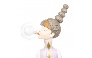 Διακοσμητική φιγούρα πολυρεζίνης κοπέλα με τσιχλόφουσκα φωτιζόμενη 17.5x18.5x39.5 εκ