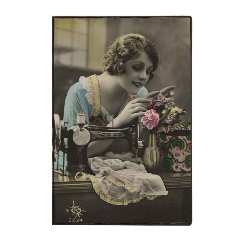 Χειροποίητο διακοσμητικό πινακάκι με θέμα γυναίκα εποχής που ράβει