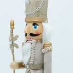 Χριστουγεννιάτικη ξύλινη φιγούρα καρυοθραύστη με σκήπτρο σε λευκή και σαμπανί απόχρωση 38 εκ