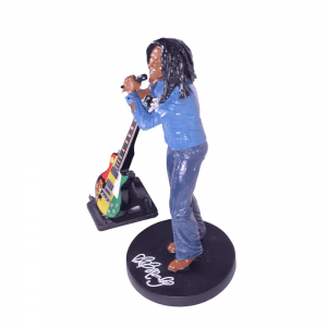 Φιγούρα Bob Marley από πολυεστέρα με ξύλινη χειροποίητη ηλεκτρική κιθάρα μινιατούρα 17 εκ 