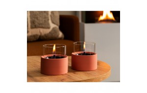 Breeze 10 κεραμικό διακοσμητικό κερί σε πορτοκαλί απόχρωση με εστία φωτιάς σε γυάλινο πλαίσιο 11x11 εκ