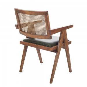 Suva ξύλινη καρέκλα με μπράτσα σε φυσική απόχρωση με κάθισμα από δερματίνη σε πράσινο χρώμα και πλάτη με ρατάν 55x63x86 εκ