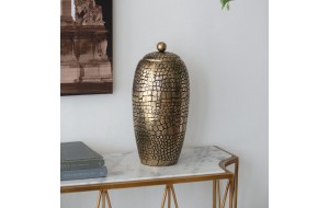 Μεταλλικό διακοσμητικό βάζο με ανάφλυγο τύπου κροκοδείλου και καπάκι σε χρυσό χρώμα 17.7x17.7x37 εκ