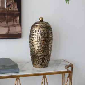 Μεταλλικό διακοσμητικό βάζο με ανάφλυγο τύπου κροκοδείλου και καπάκι σε χρυσό χρώμα 17.7x17.7x37 εκ