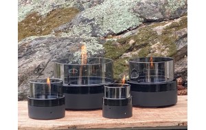 Rosie 8 κεραμικό διακοσμητικό κερί σε μαύρη απόχρωση με εστία φωτιάς σε γυάλινο πλαίσιο 9x9 εκ