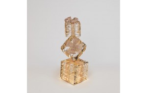 Χριστουγεννιάτικο μεταλλικό διακοσμητικό σε σχήμα δώρου με ενσωματωμένα λαμπάκια σε θερμό λευκό φως 95 εκ