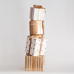 Χριστουγεννιάτικο διακοσμητικό πύργος δώρων με διχρωμία λευκό και σαμπανί 71 εκ