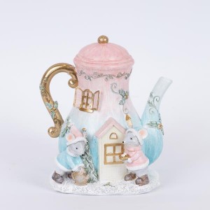 Χριστουγεννιάτικη διακοσμητική τσαγιέρα από πολυρεζίνη σε σχήμα σπιτάκι με ποντικάκια σε παστέλ αποχρώσεις με ενσωματωμένο φωτισμό 12x15x15 εκ