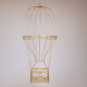 Χριστουγεννιάτικο μεταλλικό διακοσμητικό κρεμαστό αερόστατο σε χρυσή απόχρωση 60x122 εκ