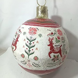 Χριστουγεννιάτικη διακοσμητική μπάλα από χειροποίητη τεχνική papier mache σε λευκή απόχρωση με σχέδιο 40x57 εκ