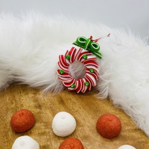 Χριστουγεννιάτικο στολίδι στεφάνι ζαχαρωτό με ριγέ κόκκινη και λευκή απόχρωση σετ δύο τεμαχίων 9x10 εκ