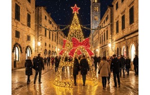 Χριστουγεννιάτικο φωτιζόμενο δέντρο με γιρλάντα PVC και 7366 θερμά LED IP65 300x300x600 εκ