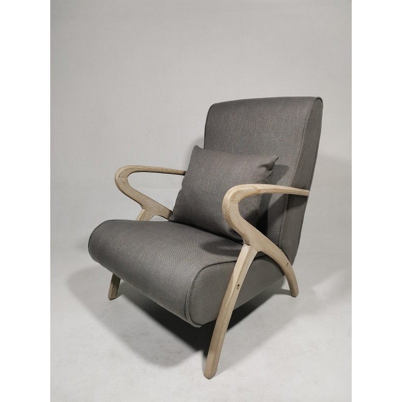 Πολυθρόνα με υφασμάτινη επένδυση σε γκρι χρώμα με ξύλινα μπράτσα και σκελετό 57x55x85 εκ