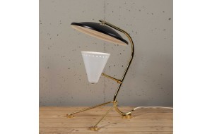 Desino μεταλλικό επιτραπέζιο φωτιστικό με σκελετό σε χρυσή απόχρωση και καπέλα σε μαύρο και λευκό χρώμα 30x43 εκ 
