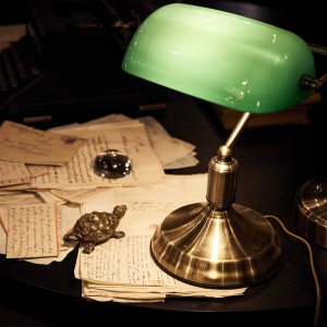 Lawyer μεταλλικό φωτιστικό γραφείου με χρυσό σκελετό και καπέλο σε πράσινο χρώμα 26x38 εκ