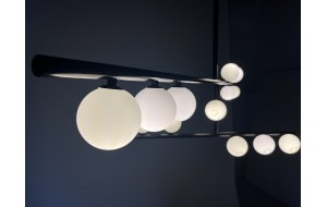 Luminopal μεταλλικό πολύφωτο φωτιστικό οροφής με μαύρο σκελετο και γυάλινες μπάλες οπαλίνα σε λευκό χρώμα 152x80 εκ