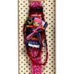 Φούξια Worry Doll χειροποίητη πασχαλινή λαμπάδα διακοσμημένη με μπρελόκ Γουατεμάλας 30 εκ