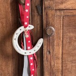 Χριστουγεννιάτικο χειροποίητο γούρι από πορσελάνη με σχήμα πετάλου και φράση Good Luck 33 εκ