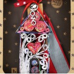 Χριστουγεννιάτικο γούρι 2026 χειροποίητο από ανακυκλωμένα περιοδικά σε σχήμα σπιτιού