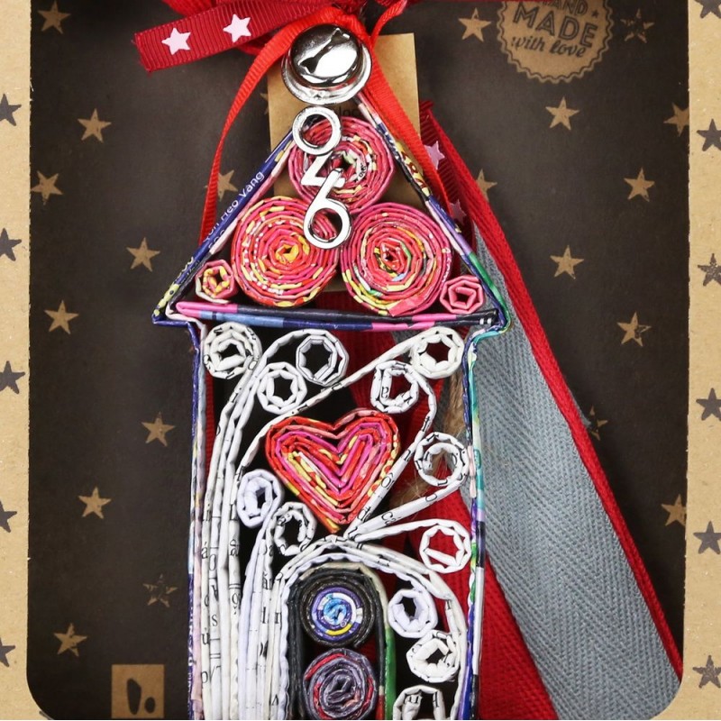 Χριστουγεννιάτικο γούρι 2026 χειροποίητο από ανακυκλωμένα περιοδικά σε σχήμα σπιτιού