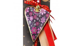 Χριστουγεννιάτικο γούρι 2026 χειροποίητο μεταλλικό σε σχήμα καρδίας με φλοράλ σχέδια 