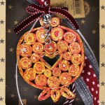 Χριστουγεννιάτικο γούρι 2026 χειροποίητο από ανακυκλωμένα περιοδικά σε σχήμα ρόδι