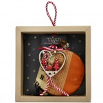 Χριστουγεννιάτικο γούρι 2026 χειροποίητο ξύλινο σε σχήμα καρδιάς με σκηνικό εσωτερικά