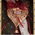 Χριστουγεννιάτικο χειροποίητο μεταλλικό γούρι 2026 με σχήμα καρδιάς σε μπρονζέ απόχρωση 33 εκ